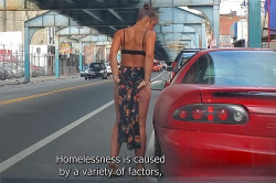 【衝撃映像】ほぼ下着姿みたいな格好の女性が白昼の街中で堂々と首筋に麻薬を注射・・・【ケンジントン地区】の画像