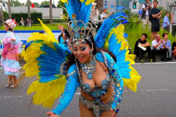 【ウラヤスフェスティバルサンバパレード】爆乳ムッチリ熟女がド迫力のパフォーマンスを披露！！の画像
