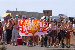 女性の乳首に自由を！イギリスのブライトン(Brighton)で開催された「Free the Nipple 2022」の様子の画像