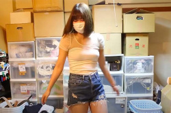 ノーブラで部屋の掃除をするだけの動画【holiday girls】の画像