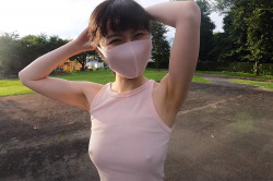 ほぼ野外露出プレイｗｗｗｗ早朝の公園をノーブラでくっきり乳首状態で散歩する熟女！【奈緒美チャンネル-Naomi Channel】の画像