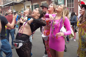 【Mardi Gras2022】若い女の子がおっぱい丸出し！２年ぶりに開催されたルイジアナ州ニューオーリンズのマルディグラの様子の画像