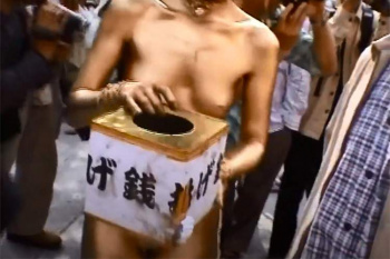 大須大道町人祭2005でトップレス姿で金粉ショーを行う舞踏集団「ささらほうさら」の動画の画像