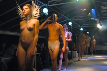 【ほぼ全裸】マン毛もマンコも丸出しなファッションショーのYoutube動画まとめ！！の画像