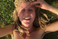 全裸で草むらに寝転がるワキ毛も生やしっぱなしの意識高そうな女性Youtuber【Mrs Sunshine】の画像
