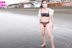 ギリ水着に見えそうな下着姿で江ノ島海岸を散歩するYoutuber【しろねこみゃあこ】の画像