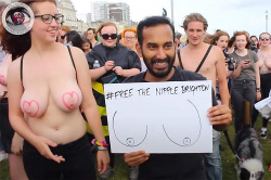 【FREE THE NIPPLE】真昼間におっぱい丸出しで活動を行う陽キャタイプのフェミニストさんの画像