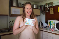 全裸で豆腐を使った料理を行う体毛濃いめな女性ヴィーガン系Youtuber【Slightly Crazy Vegan】の画像