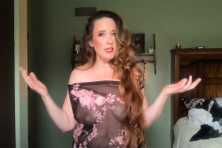 巨乳で垂れ乳な熟女Youtuberが色々エロエロな格好に着替えてくれる動画【Allyson Krauss】の画像