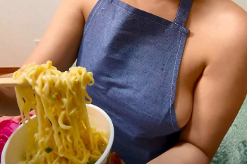 ムッチリ熟女ユーチューバーさん、乳輪ハミ出し裸エプロン姿でカップラーメンを食べる【あいP の動画を見て応援する村】の画像