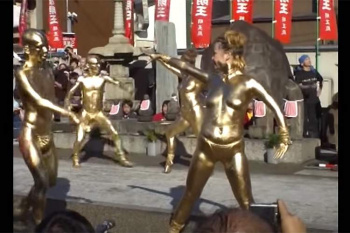 【大須大道町人祭】まだトップレスでのパフォーマンスが許されていた時代に撮影された金粉ショーの様子【大駱駝艦】の画像