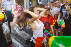 若い女の子もビショビショに!!タイの有名な水かけ祭り「ソンクラーン(Songkran)」を撮影した動画の画像