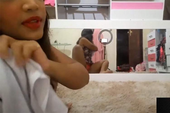 【後ろの鏡に注目】「見てーこれBIGOLIVEのＴシャツだよー」変なメイクで洋服紹介する女性Youtuber【Canal Naj Ferreira】の画像