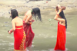【乳首ポロリ有り】ネパールの女性達が川で沐浴を行う様子【Nepali Hindu women open bath】の画像
