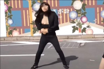 ダンス中におっぱいポロリ！女子大生のハプニング動画の画像