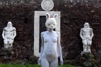 【全裸芸術動画】顔だけウサギの着ぐるみを付けた白塗りの女性が全裸でパフォーマンスの画像