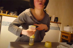 痛くて悶絶!!日本で暮らすベトナム人妻ユーチューバーが電動搾乳機で母乳を絞る!!【日越あんず－AnzuChannel】の画像