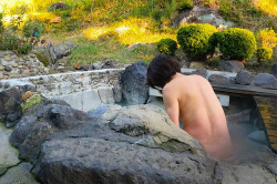 墓地の上！？にある公園内の野湯に全裸で入浴する熟女ユーチューバー【ひよの『山好き旅好きこの指とまれ!』】の画像