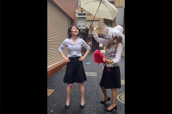透け透け!!雷雨の中でラジオ体操を完遂するOLユーチューバー!【ヤリ過ぎOLちゃんねる】の画像