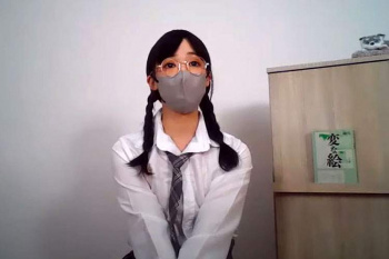 ノーブラでおすすめの小説を紹介する新人メガネ女子Youtuber【みんなの図書委員なぎさ】の画像
