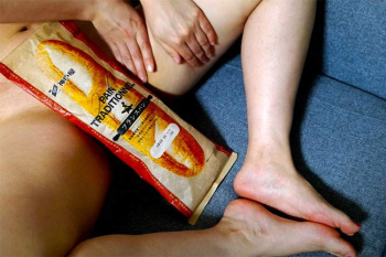 股間のフランスパンがシュールｗｗｗｗ全裸でセルフマッサージする女性新人Youtuber【セルライトネキ】の画像