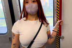 香港で活動しているらしい爆乳ユーチューバーがノーブラ白Ｔシャツで電車に乗る【YvonneClose💜】の画像