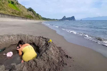砂浜の砂を掘ると温泉が!?そんな不思議な野湯に入る温泉ユーチューバー【混浴女】の画像