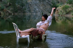湖に浮かべた椅子の上でおっぱい丸出しで歌う女性シンガー【krista papista】の画像