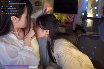 【Twitch切り抜き】台湾の女性配信者2人がお互いのワキをチェックしたりニオイを嗅いだり・・・【赤鬼伯伯×酪梨歐】の画像
