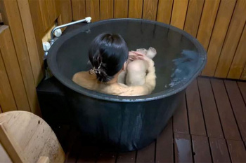 わし(51歳)と29歳年下彼女カップルユーチューバーのイチャイチャ温泉動画【ラッキーちゃなれ】の画像