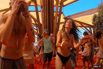 Boom Festivalで一番おっぱい丸出し女子との遭遇率が高い会場は「Chill out Gardens」らしい(動画有り)の画像