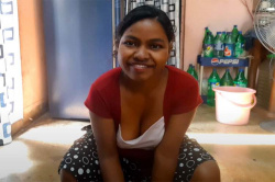 ノーブラ胸チラやパンチラしつつ掃除や洗濯を行うインド人女性Youtuber【Simple Girl Priti】の画像