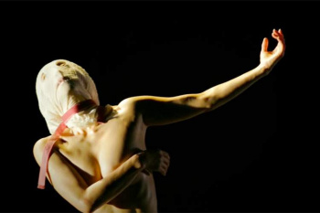 トップレス姿でパフォーマンスを行うモダンダンサー「折原美樹(Miki Orihara）」さんの動画の画像