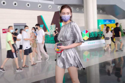 【動画有り】なんだこのとんでもない美人！？スタイルも顔も異次元レベルの女性が香港の何かの施設内を歩く様子を激写される！！の画像