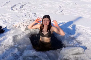 極寒の地にて本場の「ととのう」を紹介するサウナ女子ユーチューバーの動画【Alexandra Pekala】の画像