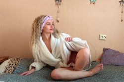 全裸にノーパンノーブラでバスローブのみを羽織った女性Youtuberが風呂上がりのボディケア＆ストレッチを公開！【Huggy Mask】の画像