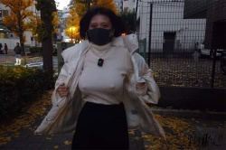 ノーパンノーブラ(自称)で新宿を散歩する女性Youtuber【生しか勝たん】の画像