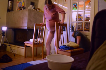 助産婦も無し!?双子を自宅で産んでる様子を公開している海外のYoutuber【Sarah Schmid】の画像