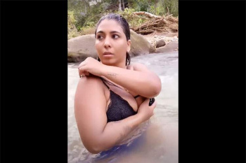 濁流の川で身体を洗う爆乳&ぽっちゃりの美人インド人女性の画像