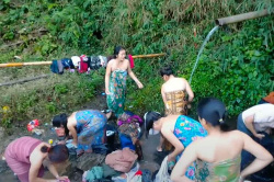 気にせずおっぱい丸出しの女性も！風呂と洗濯を同時に行うベトナム人女性達の様子の画像