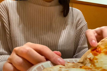 ノーブラでサイゼリヤに行きピザを食べる巨乳OLユーチューバー【OLあおいちゃん】の画像