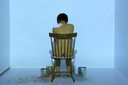 自らの身体に絵の具を纏う事で表現活動をされているアーティスト「新宅加奈子」さんの動画の画像