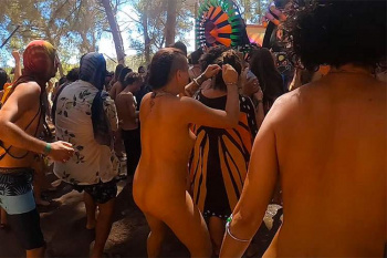 全裸2ブロックネキ登場!!Zna Gathering 2022で踊る人々を撮影した動画【Boomer Stories】の画像