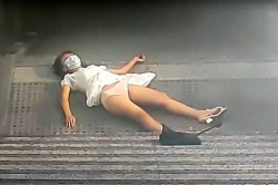 【衝撃映像】パンツ丸出しのまま昏倒・・・歩きスマホしてて階段から転げ落ちた若い女性の監視カメラ映像の画像