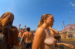 【4K高画質】おっぱい丸出しどころか全裸になってる女性も！Ozora Festival 2022の様子の画像