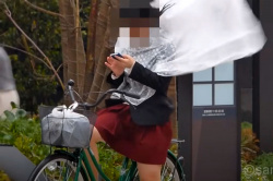 【目的は多分】強風の日にスカート姿の女性を撮影している動画の画像