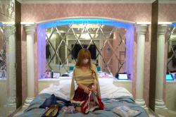 博多にあるラブホテル「ロアンヌ」の室内にて、コスプレ生着替えをするYoutuber【mの部屋】の画像
