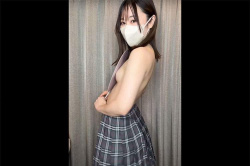 筋肉質な女性Youtuberがうちわで隠しながらノーパンノーブラで生着替え【つむつむ】の画像