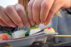 ノーブラでホームレスに”ワサビを仕込んだ”寿司を差し入れに行く悪戯系Youtuber【親子丼】の画像