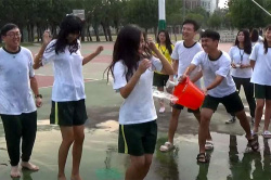 体操着がびしょ濡れ！！楽しそうに水遊びをする台湾の学生達を撮影した動画の画像